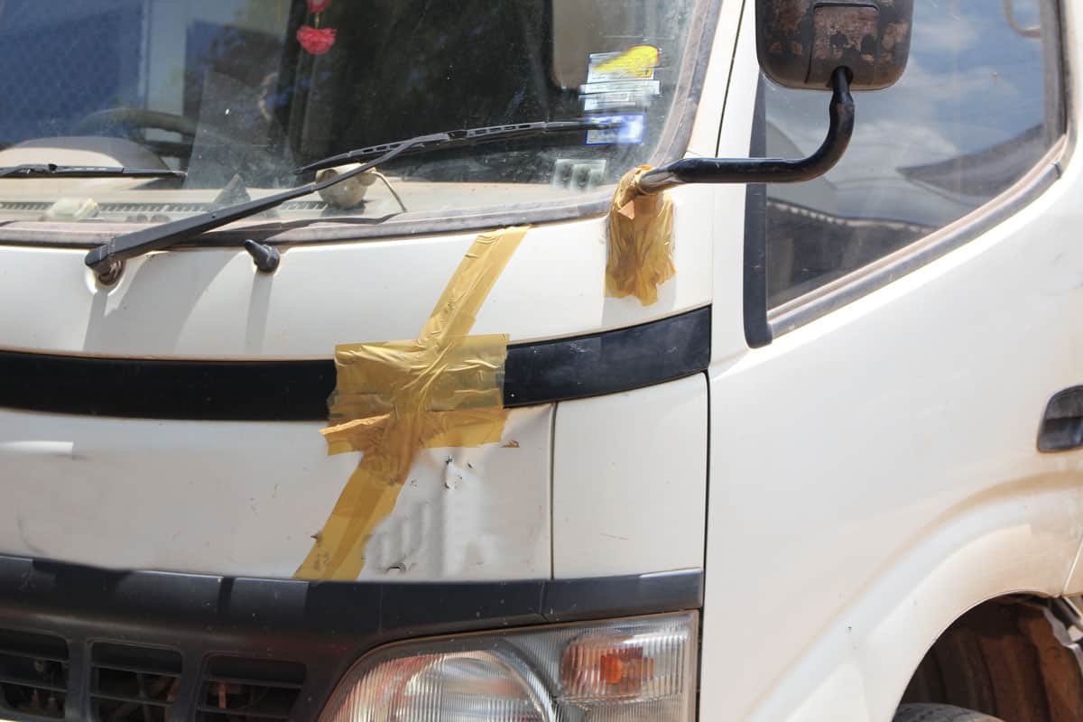 Repair the cracks of the truck with adhesive tape