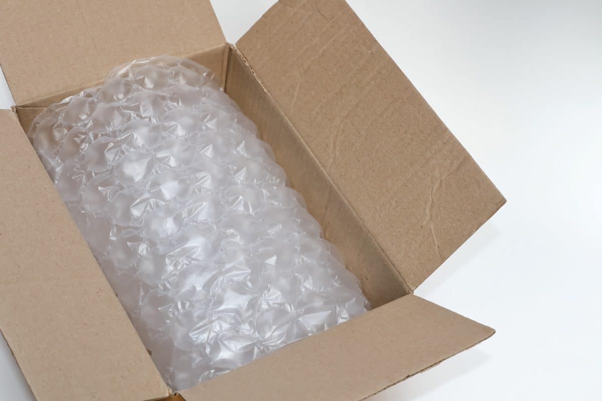 Large plastic air bubble wrap for packaging in a brown cardboard box, Use for protect the products from breaking during shipping.

